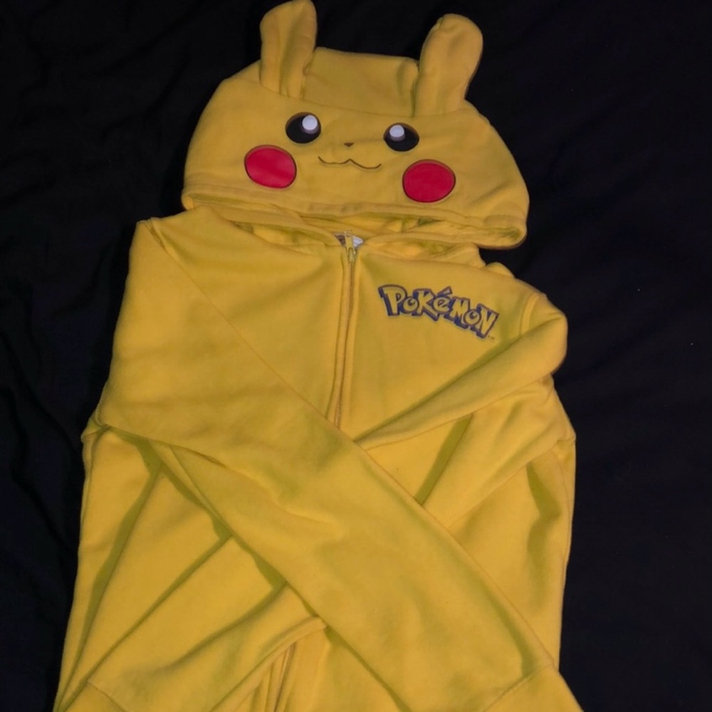 Women’s Size Medium Pokemon Pikachu Zip Up Jacket